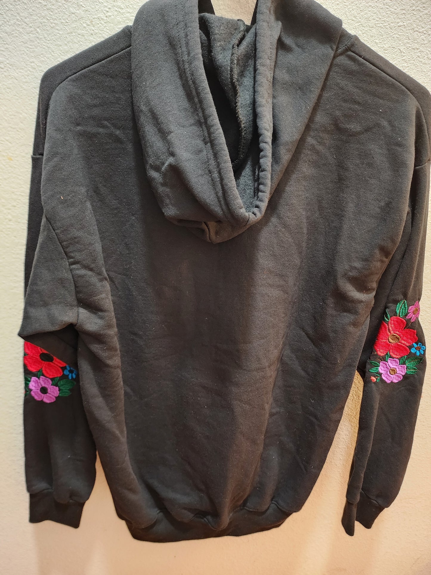 Floral Embroidered Sweatshirt (Large)